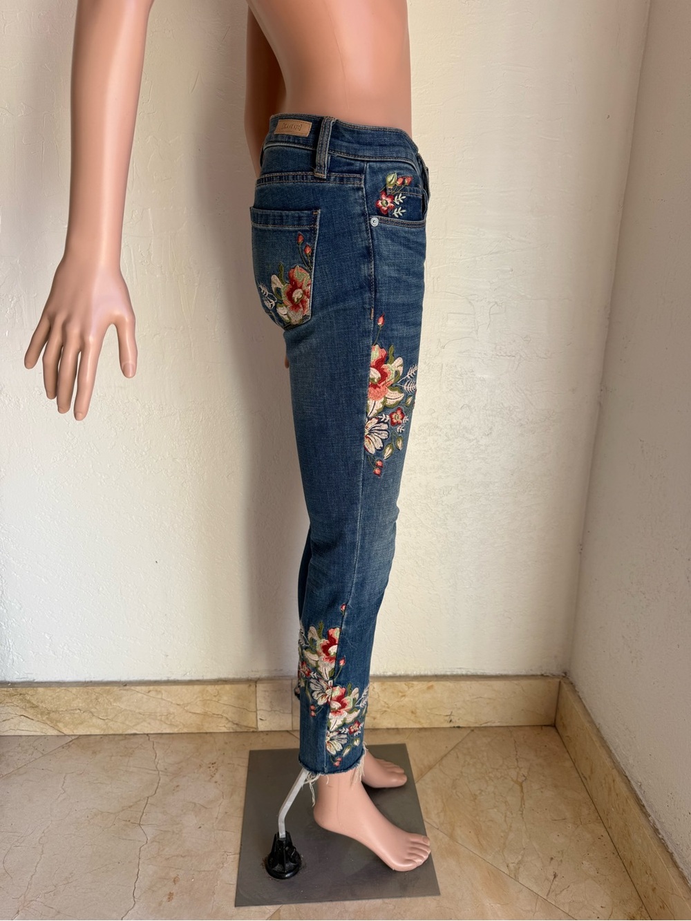 BLANKNYC Embroidered Dark Blue Women's Skinny Classic Jeans Denim Women’s 25